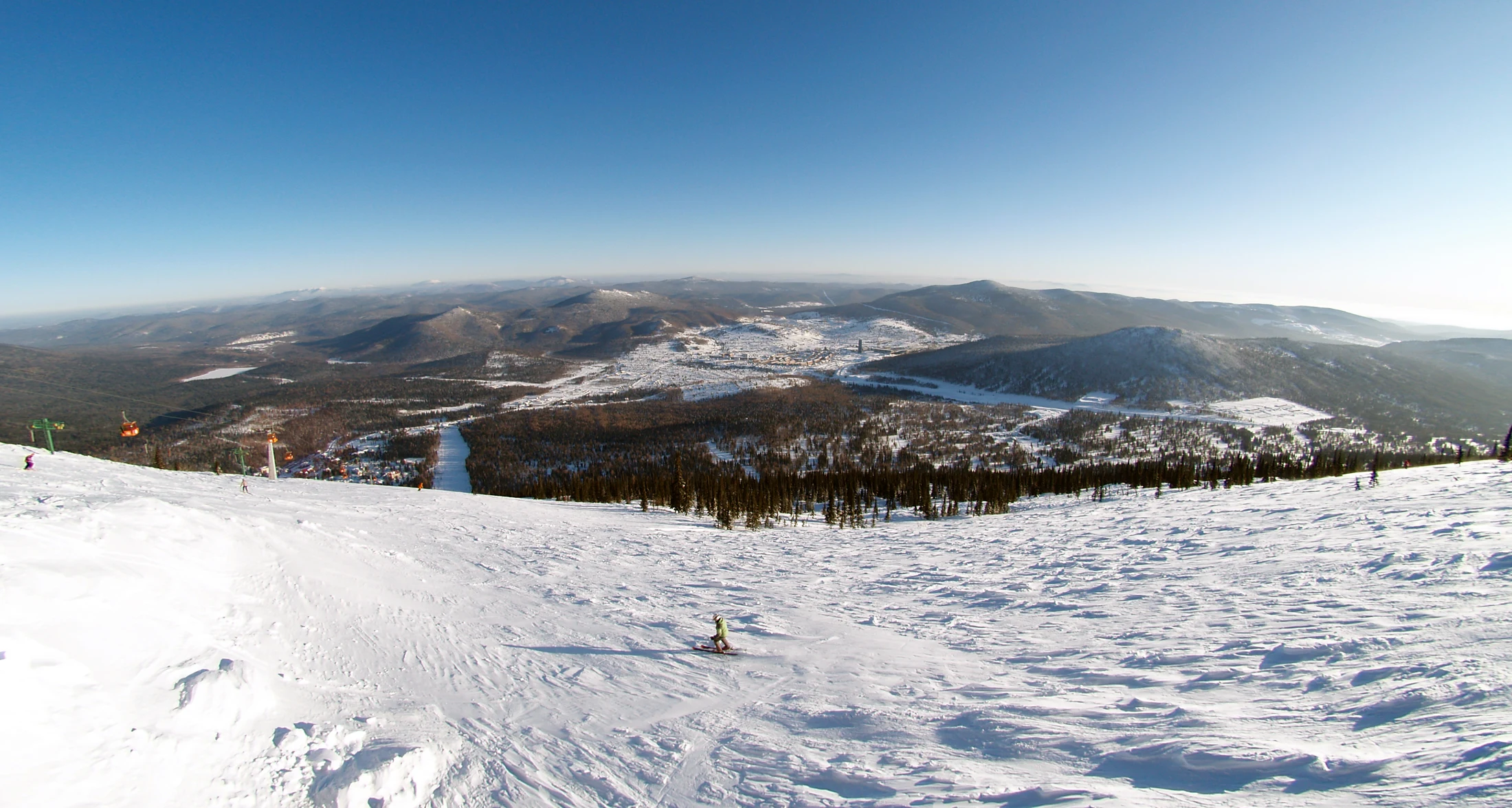 Зимние склоны и горы Шерегеша